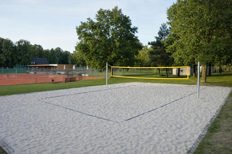 Neues Beachvolleyballfeld auf einem Vereinsgelände, dahinter Tennisplätze
